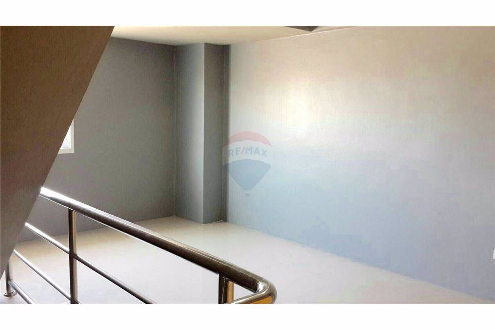 ขายอาคารพาณิชย์-2-ชั้นครึ่ง-ขายถูกด่วน