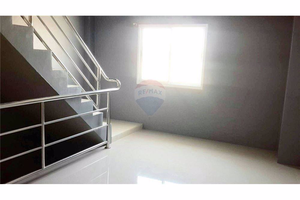 ขายอาคารพาณิชย์-2-ชั้นครึ่ง-ขายถูกด่วน