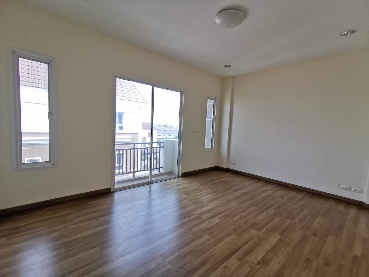 ขายทาวน์โฮม-4-ชั้น​-โครงการพรีเมี่ยมเพลส-นวมินทร์-ลาดพร้าว101-ราคาถูก