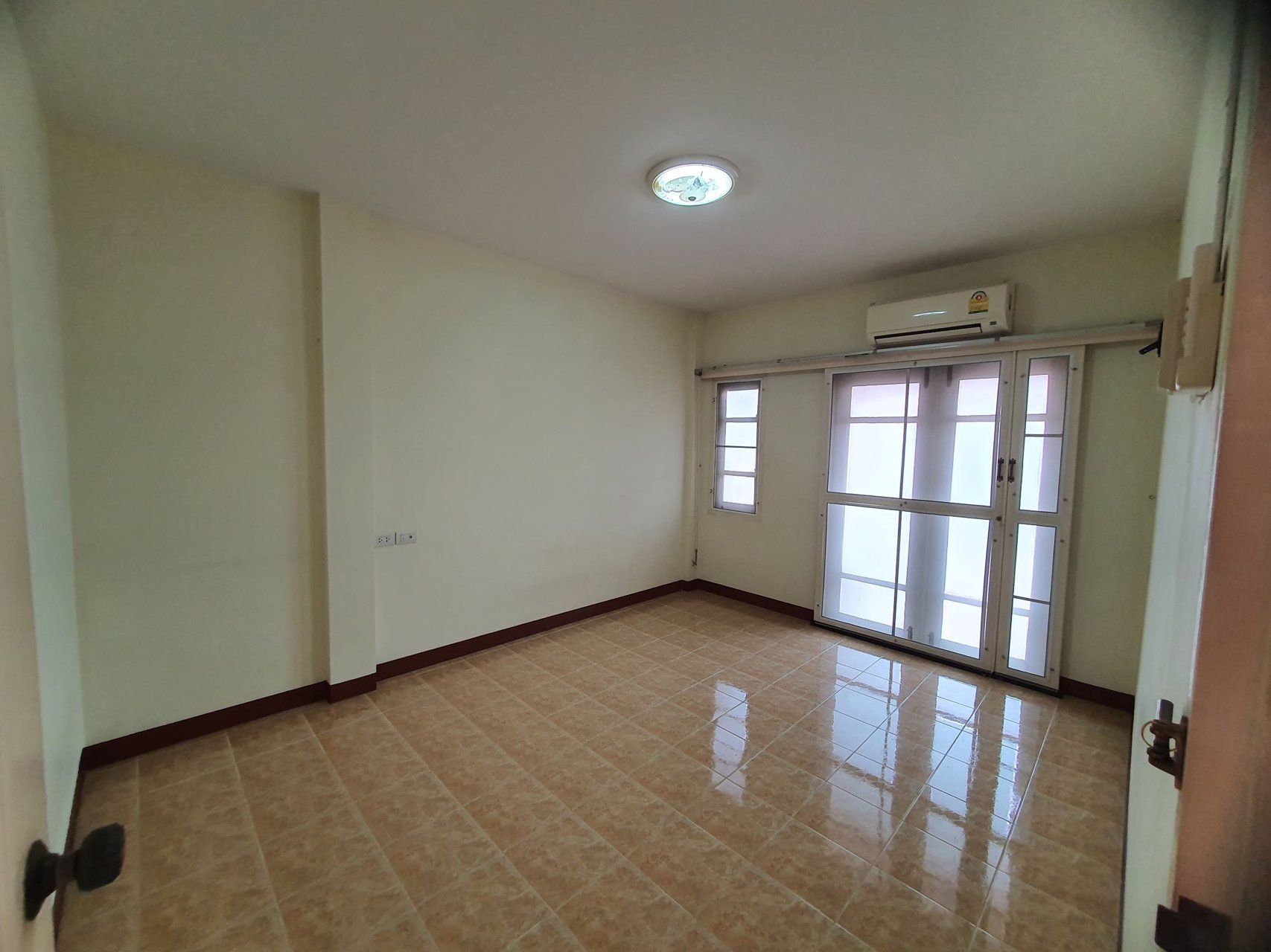 ขายทาวน์เฮ้าส์-2-ชั้น-โครงการหมู่บ้านเดอะกรีน-ใจกลางเมืองสระบุรี