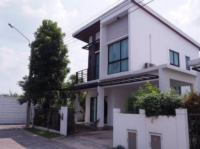 รหัสc2911-ให้เช่าบ้านเดี่ยว-2ชั้น-โครงการ-วี-ทู-อ่อนนุช-พระราม-9-หลังมุม-มีสวนข้างบ้าน-เฟอร์ครบ