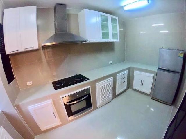 รหัสc3037-ให้เช่าทาวน์โฮม-4ชั้น-ถนนสุขุมวิทซอย31-ใกล้bts-พร้อมเฟอร์นิเจอร์-บ้านหลังมุมวิวสระว่ายน้ำ