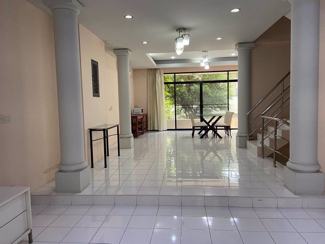 รหัสc3036-ให้เช่าทาวน์โฮม-4ชั้น-ทำเลใจกลางเมือง-ถนนสุขุมวิทใกล้bts-สุขุมวิท31-พร้อมเฟอร์นิเจอร์