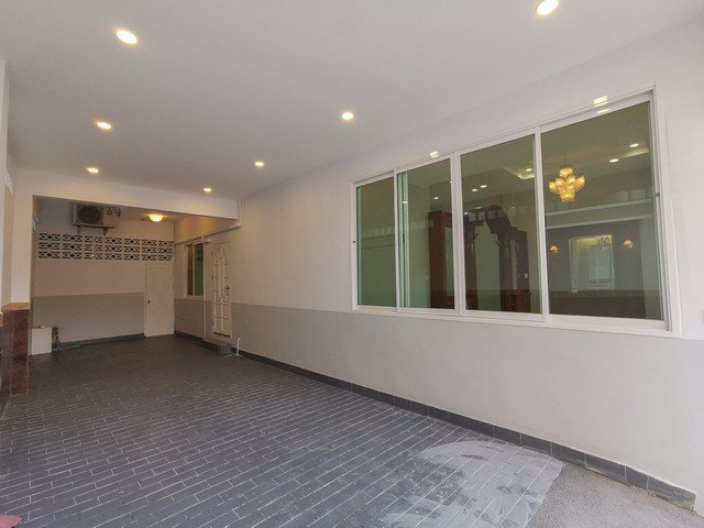 รหัสc3184-ให้เช่าและขาย-townhouse-3ชั้น-รีโนเวทใหม่-6ห้องนอน-สาธุประดิษฐ์-พระราม3