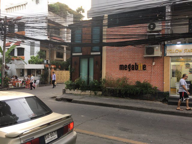 รหัสc3176-ให้เช่าอาคารพาณิชย์-3ชั้นครึ่ง-ถนนสุขุมวิท-ทำเลใจกลางเมือง-ใกล้-btsนานา