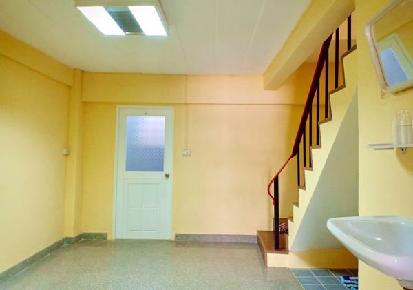 ขายตึกแถว-ย่าน-ซเพชรเกษม69-ใกล้รถไฟฟ้าหลักสอง-รีโนเวทแล้ว-ตบแต่งอย่างสวยงามทั้งหลัง