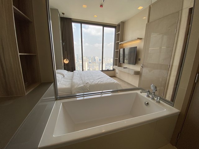 ห้องเช่า-the-esse-asoke-เฟอร์นิเจอร์ครบชั้น42มีอ่างอาบน้ำ-420a01-