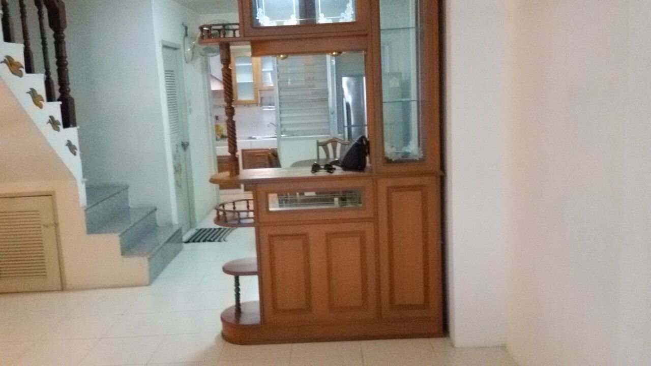 ให้เข่าทาวน์เฮาส์พร้อมเฟอร์นิเจอร์