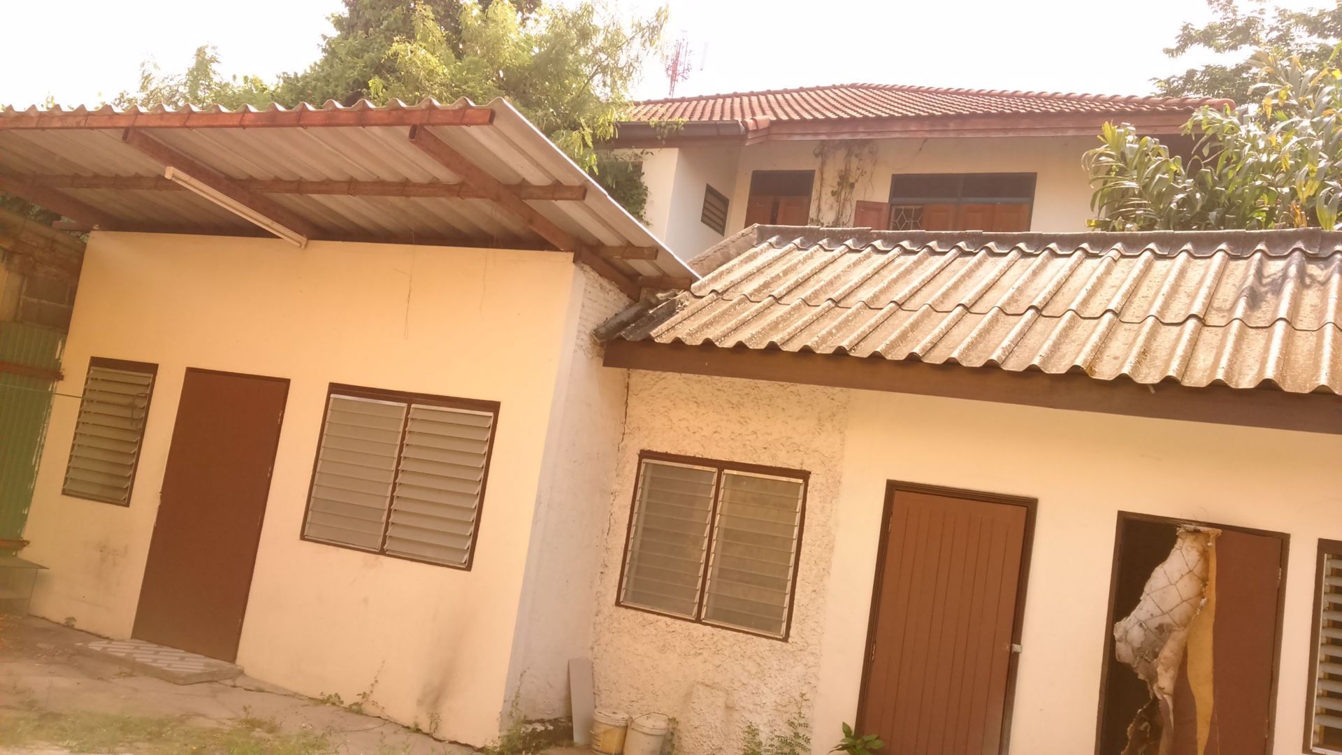 ให้เช่าที่ดินพร้อมสิ่งปลูกสร้าง-ประมาณ1-ไร่-ติดถนนใหญ่ร่มเกล้า-ทางเข้าสนามบินสุวรรณภูมิ-กทม