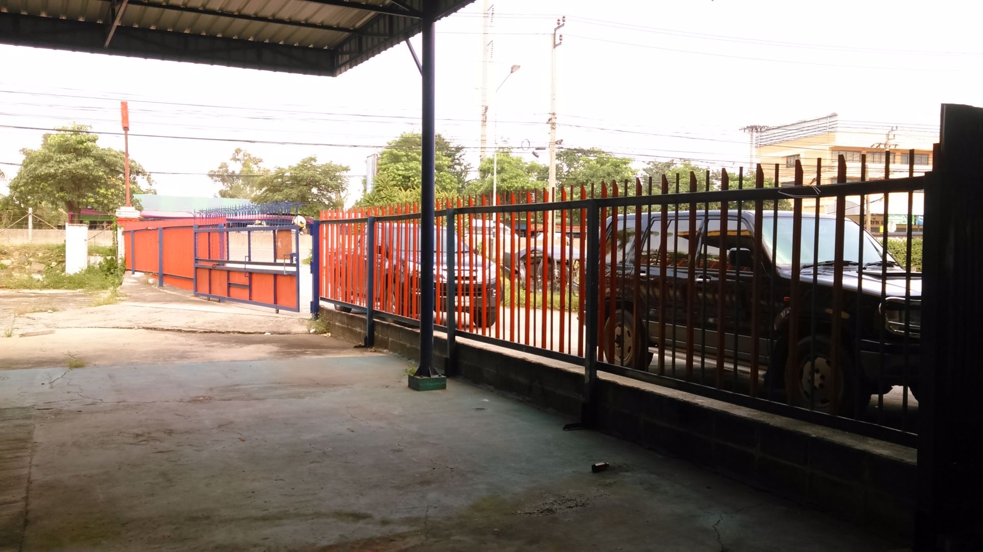 ให้เช่าที่ดินพร้อมสิ่งปลูกสร้าง-ประมาณ1-ไร่-ติดถนนใหญ่ร่มเกล้า-ทางเข้าสนามบินสุวรรณภูมิ-กทม