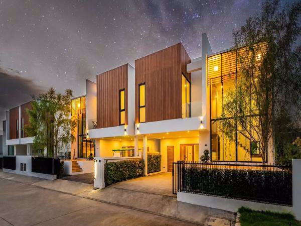 ขายบ้านสวยสร้างใหม่-บ้านแฝด-2-ชั้น-สไตล์โมเดิร์นดีไซน์ล้ำสมัยทั้งภายในและภายนอก