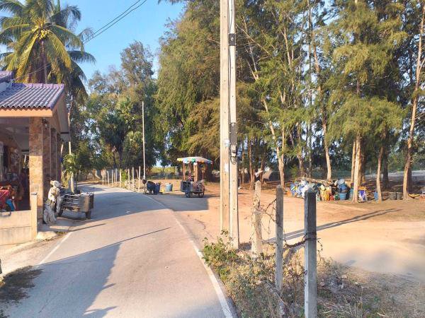 ขายที่ดินติดทะเลชะอำ​-3​-ไร่​-0-งาน-96​-ตารางวา-แถมที่ครอบครองอีก2​-ไร่-พื้นทีติดกัน