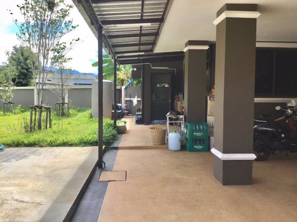 ขายบ้านสวย-พร้อมบ่อปลาและศาลาพักผ่อน-เนื้อที่-171-ตารางวา-ติดถนน-3-ด้าน