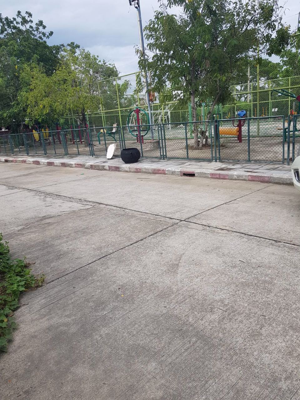 ขายบ้านทาวน์เฮาส์-2-ชั้น-เนื้อที่-27-ตารางวา-ทำเลเด่นๆ-ติดสนาม-และถนนซอยแรกของโครงการ-เมืองสุพรรณบุร