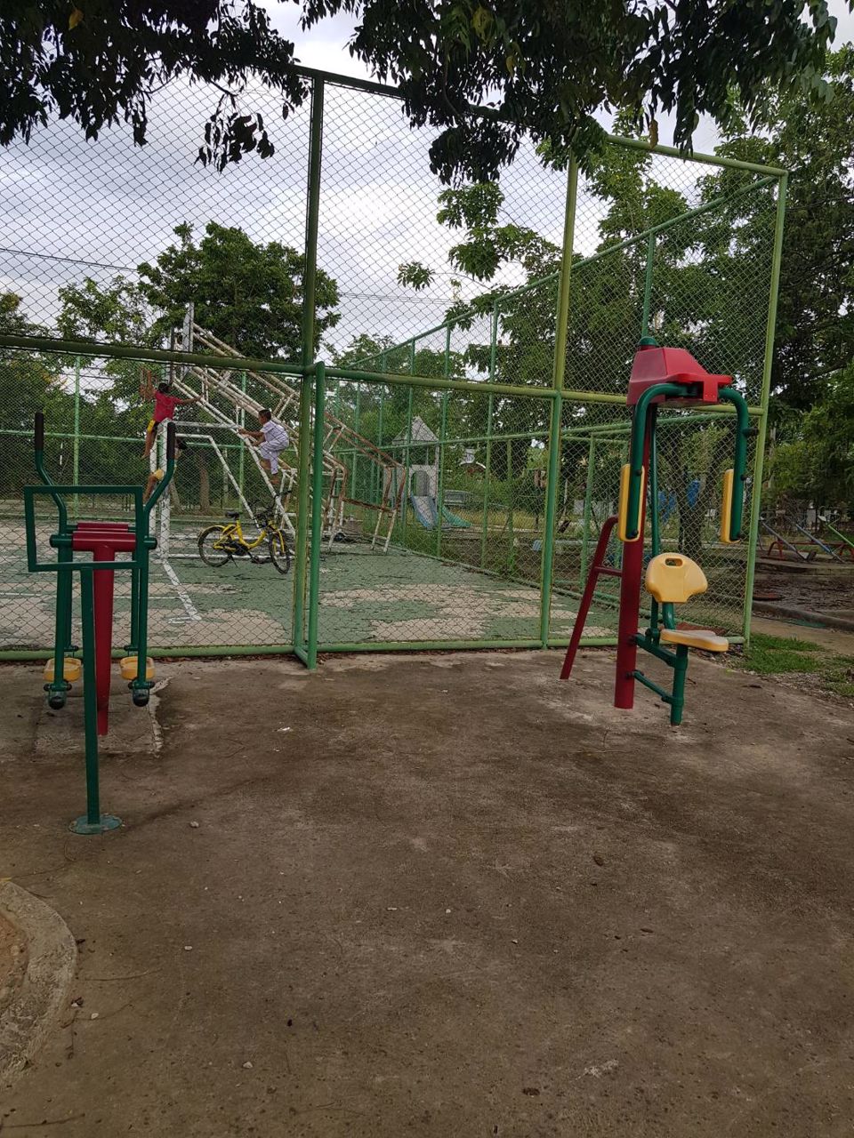 ขายบ้านทาวน์เฮาส์-2-ชั้น-เนื้อที่-27-ตารางวา-ทำเลเด่นๆ-ติดสนาม-และถนนซอยแรกของโครงการ-เมืองสุพรรณบุร