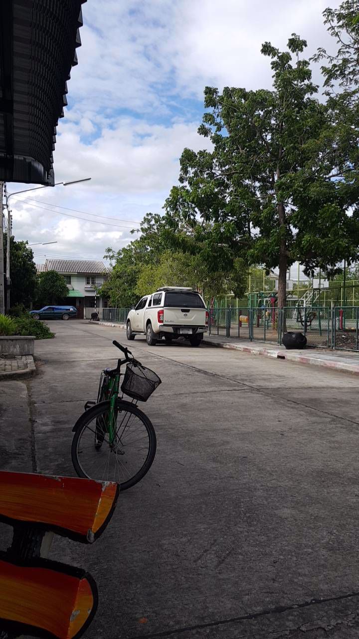 ขายบ้านทาวน์เฮาส์-2-ชั้น-เนื้อที่-27-ตารางวา-ทำเลเด่นๆ-ติดสนาม-และถนนซอยแรกของโครงการ-เมืองสุพรรณบุร