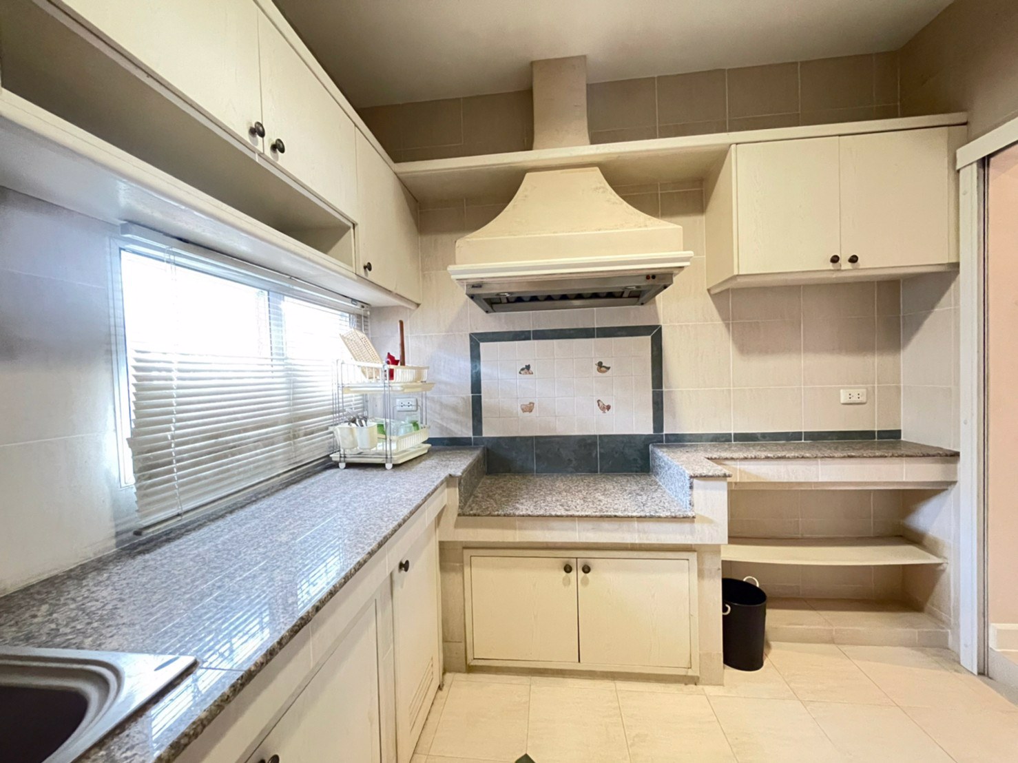 ขายนันทวันสุวรรณภูมิ-ถกิ่งแก้ว-ใกล้สนามบิน-รีโนเวทแล้ว-พร้อมเฟอร์นิเจอร์เกรดเอ-ต่อเติมครบ