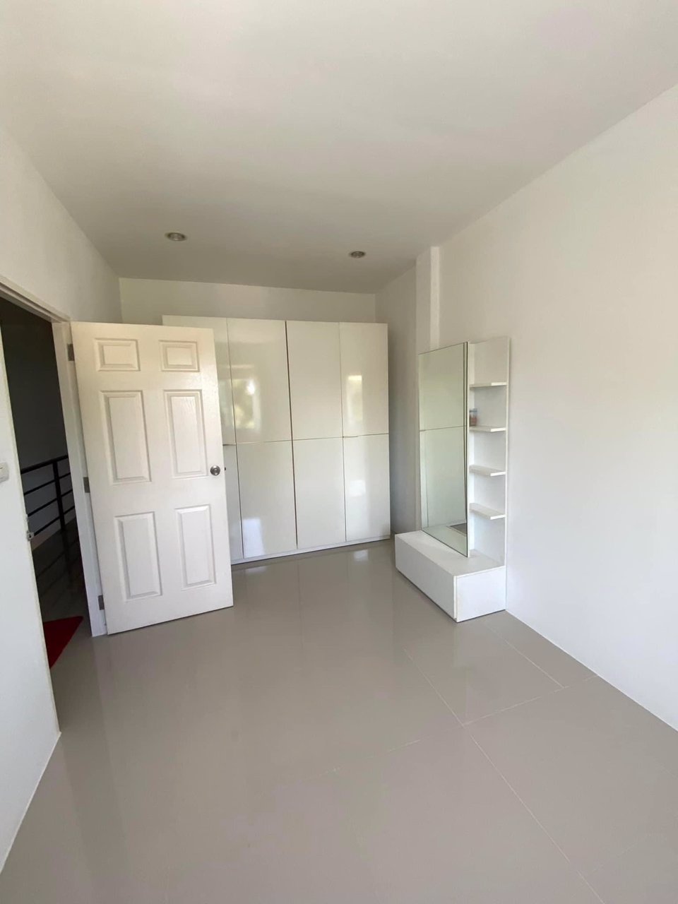 ทาวน์โฮมสวย-2-ชั้นสไตล์โมเดล-พร้อมอยู่-ทำเลดี-สงบ-ใกล้แหล่ง-แหล่งช้อปปิ้ง-รร-รพ-เดินทางสะดวก