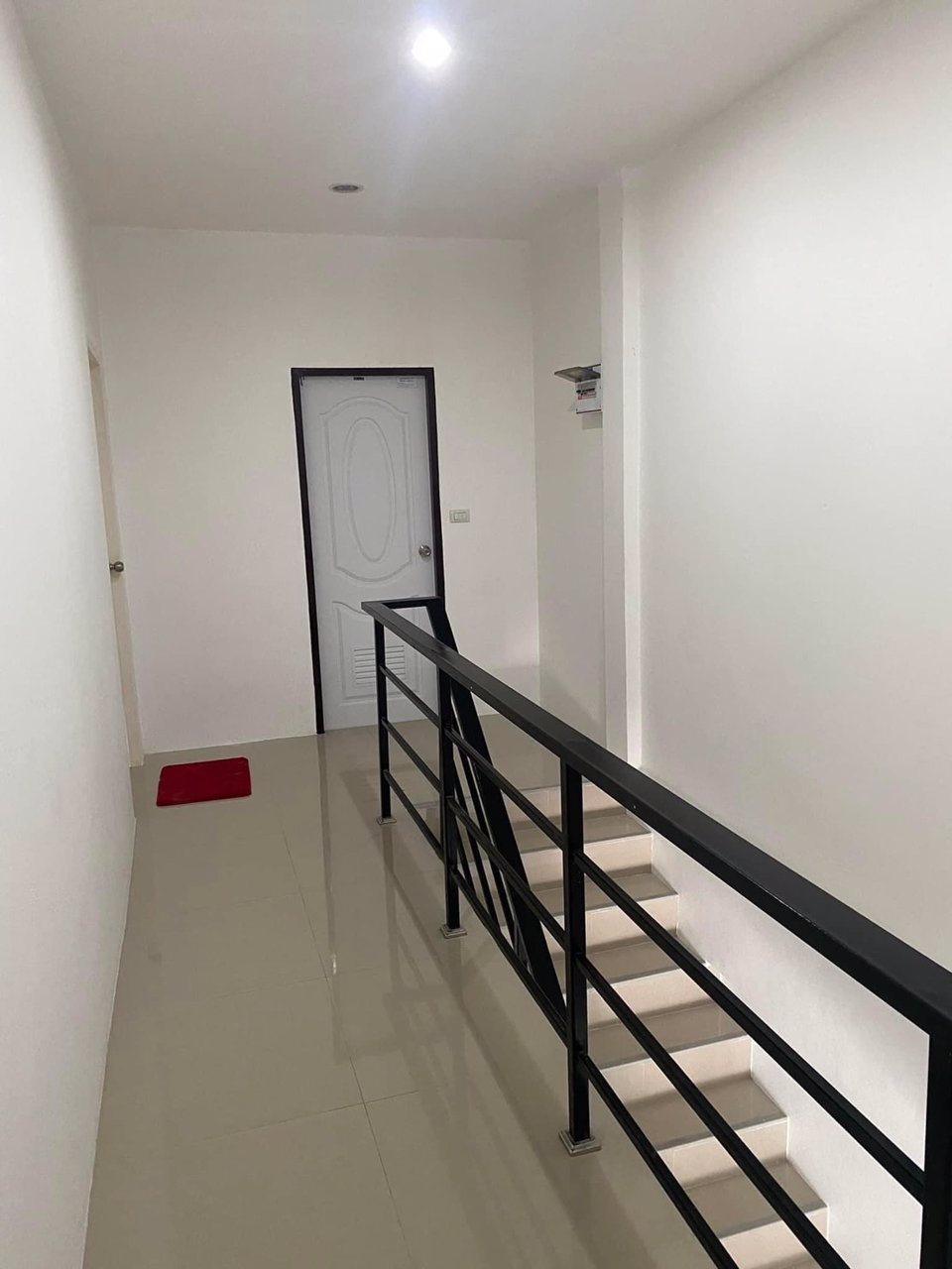 ทาวน์โฮมสวย-2-ชั้นสไตล์โมเดล-พร้อมอยู่-ทำเลดี-สงบ-ใกล้แหล่ง-แหล่งช้อปปิ้ง-รร-รพ-เดินทางสะดวก