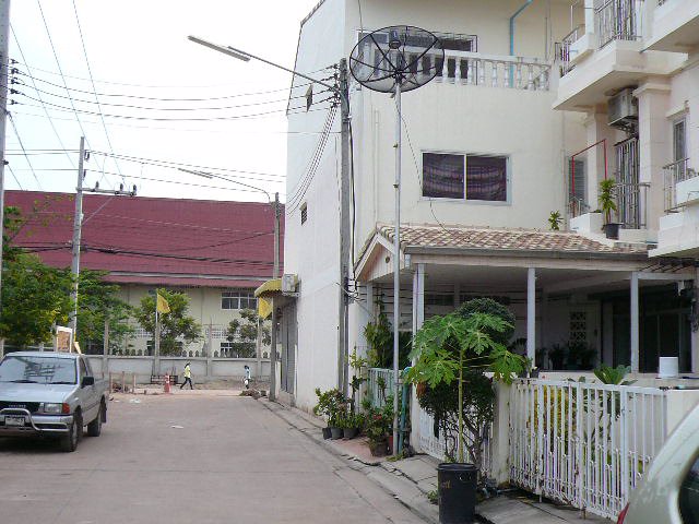 ทาวน์โฮม3ชั้น-21ตรว-ห้องหัวมุม-จอดรถได้-3-คัน-หมู่บ้านเสรีรุ่งเรือง1-ถนนพระราม2-สมุทรสาคร