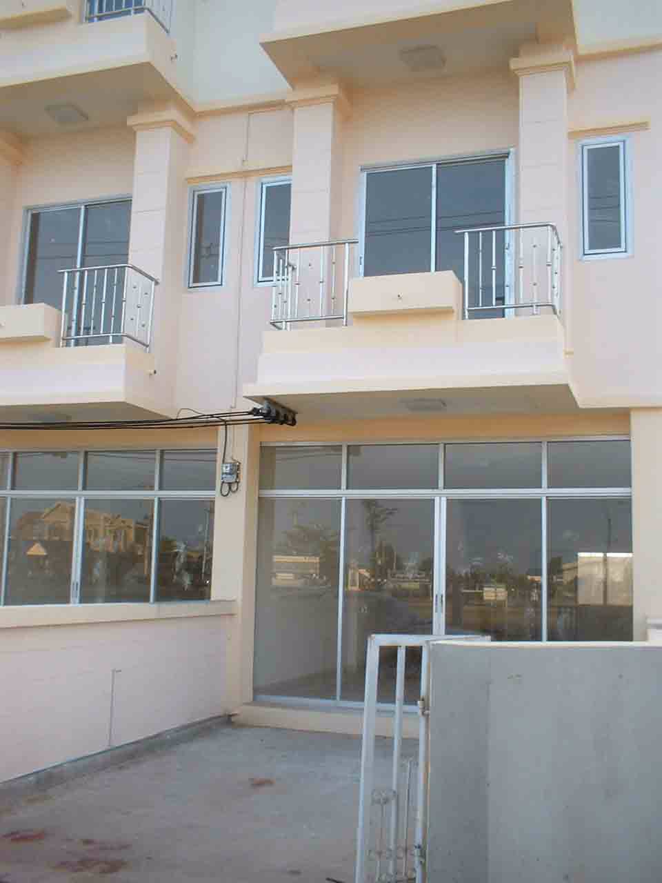 ทาวน์โฮม3ชั้น-21ตรว-ห้องหัวมุม-จอดรถได้-3-คัน-หมู่บ้านเสรีรุ่งเรือง1-ถนนพระราม2-สมุทรสาคร