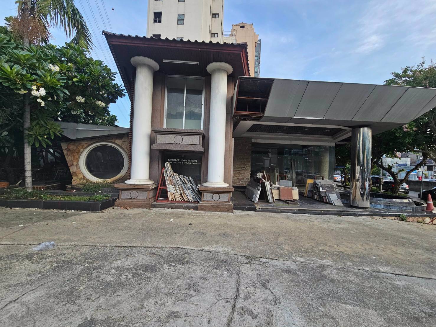 ขายที่ดินติดถนนรัชดาแปลง-ใกล้mrtสุทธิสาร200เมตรแถมสิ่งปลูกสร้าง