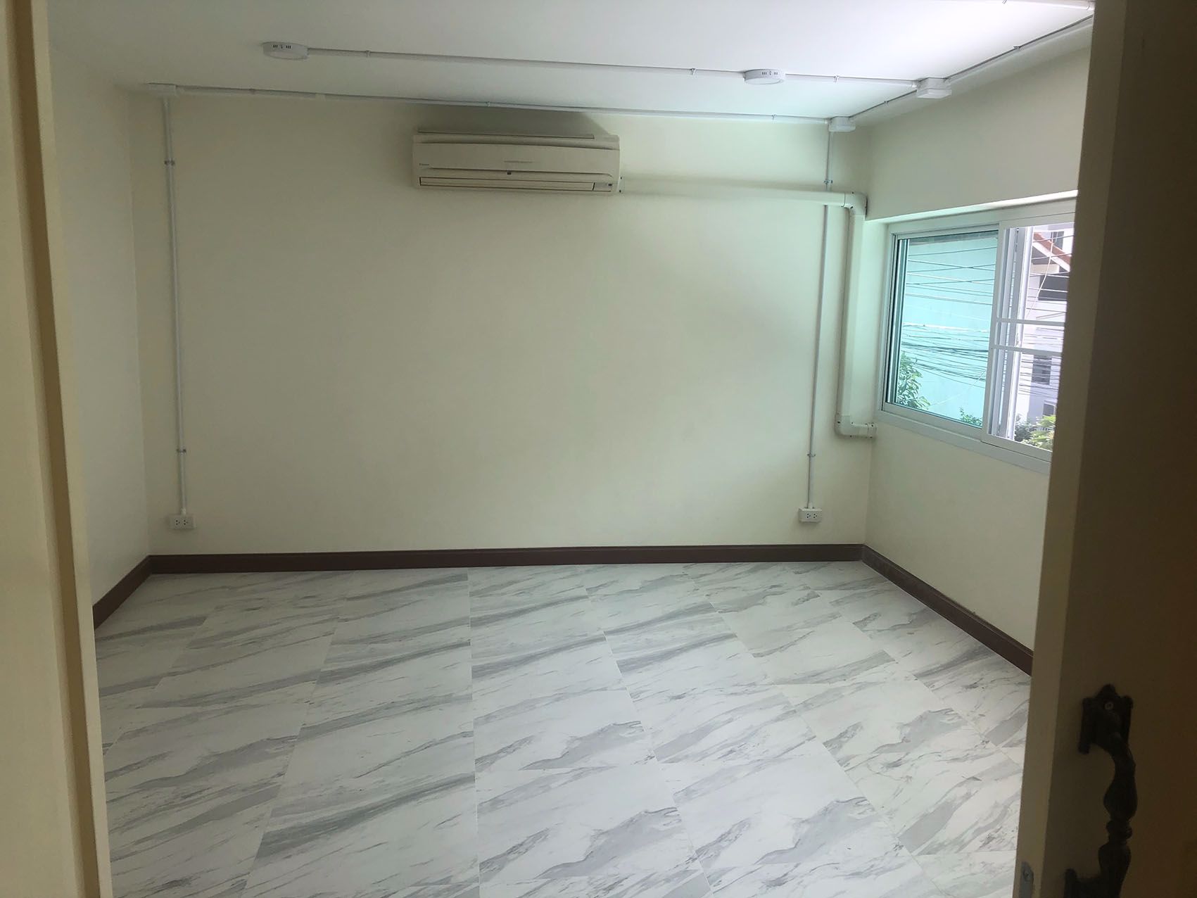 ให้เช่าบ้านตกแต่งใหม่-สุขุมวิทซ4-ใกล้-bts-นานา-3ชั้น-4นอน-ครัว-แอร์-เช่า-48000บ-ด-โทร-093-9594717