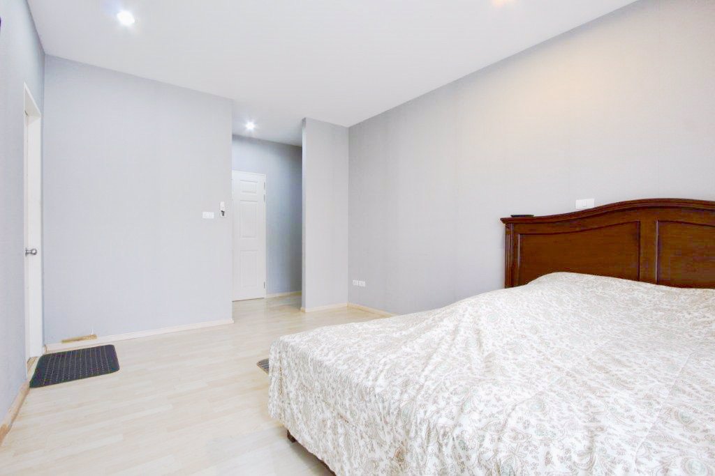 ขายทาวน์โฮมอารียาแมนดารีนา-ถสุขุมวิท77-30ตรว-3ชั้น-เหมาะซื้อลงทุน-ขาย-99ล้าน-โทร093-9594717