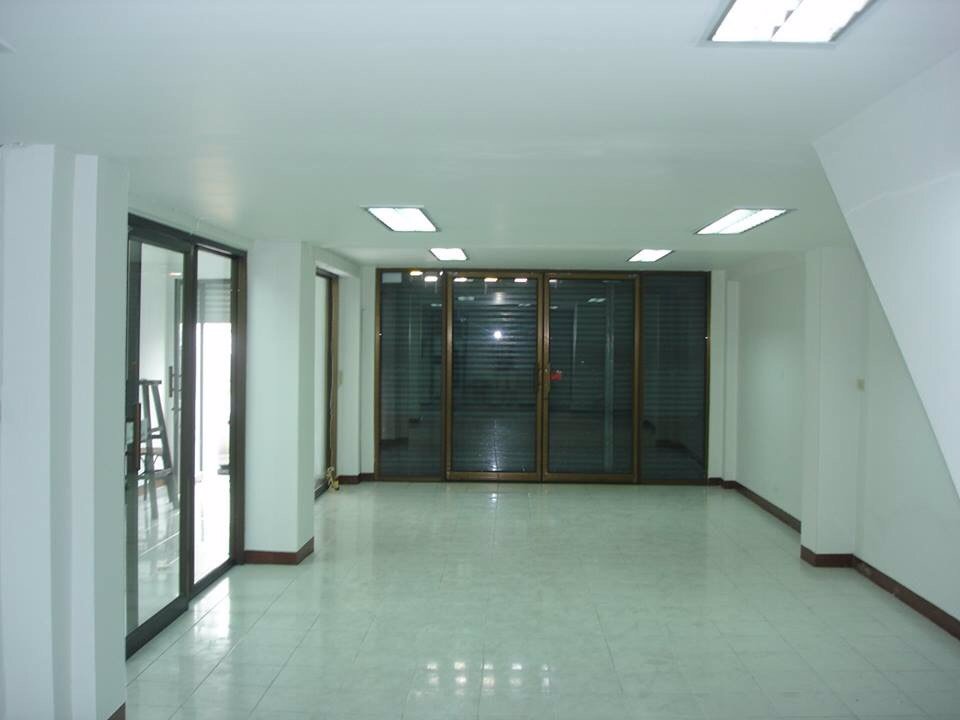 ให้เช่าอาคารพาณิชย์-5ชั้น-1คูหา-ริมถนนรามคำแหง-เช่า-35000-บาท-เดือน-โทร-093-9594717