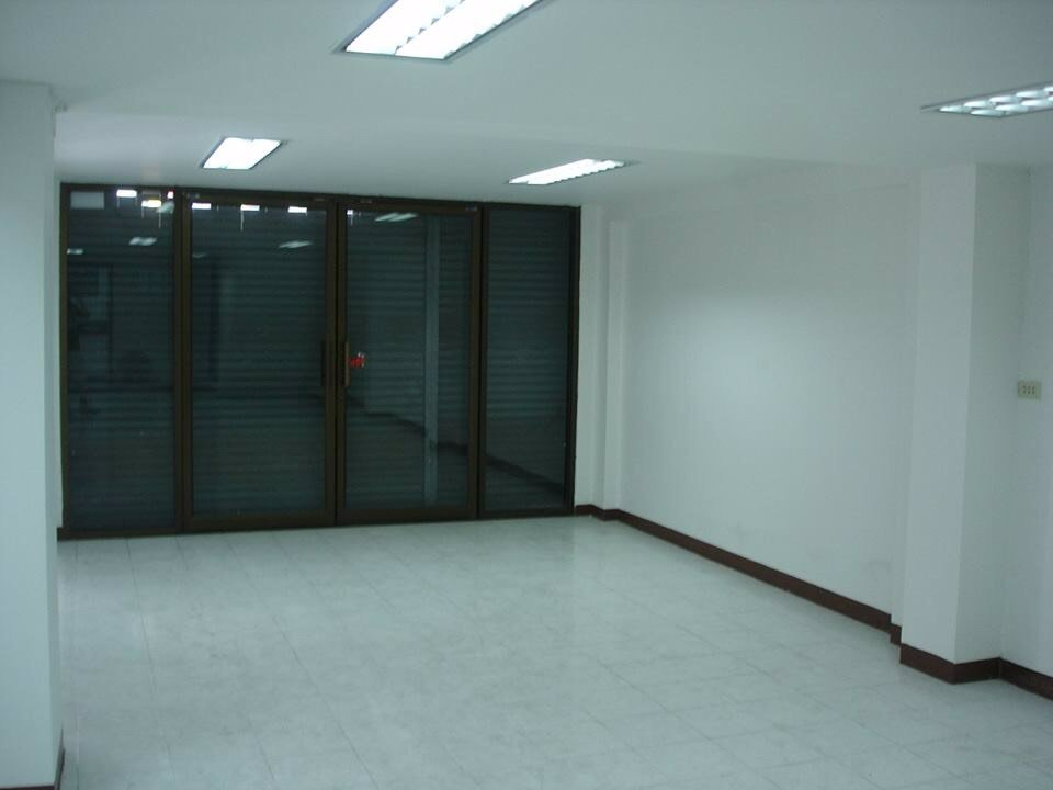 ให้เช่าอาคารพาณิชย์-5ชั้น-1คูหา-ริมถนนรามคำแหง-เช่า-35000-บาท-เดือน-โทร-093-9594717