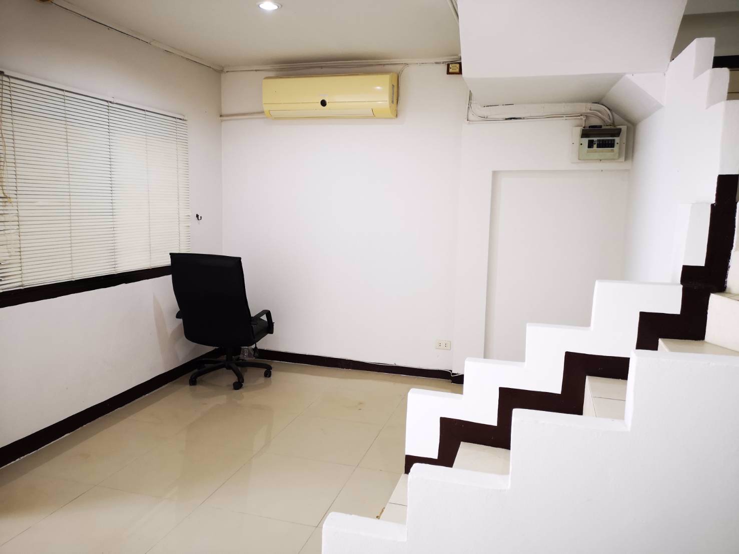 ให้เช่าทาวน์เฮ้าส์-2ชั้น-มเมืองเอก5-ใกล้มรังสิต-3นอน-2น้ำ-เฟอร์พร้อม-เช่า-15000บ-ด-093-9594717