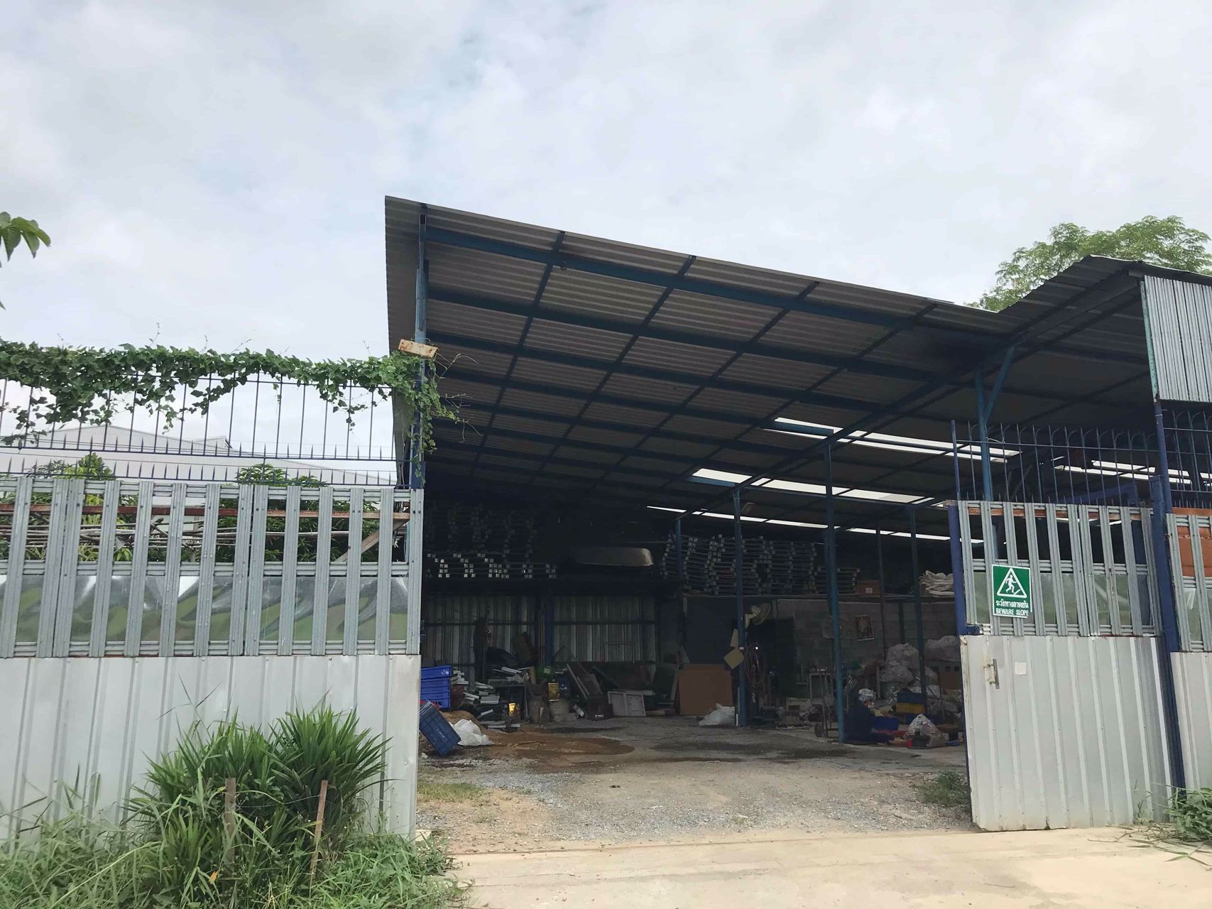 ขายที่ดินพร้อมโกดัง-100ตรว-ที่ดินถมแล้วเทปูนแล้วครึ่งหนึ่ง