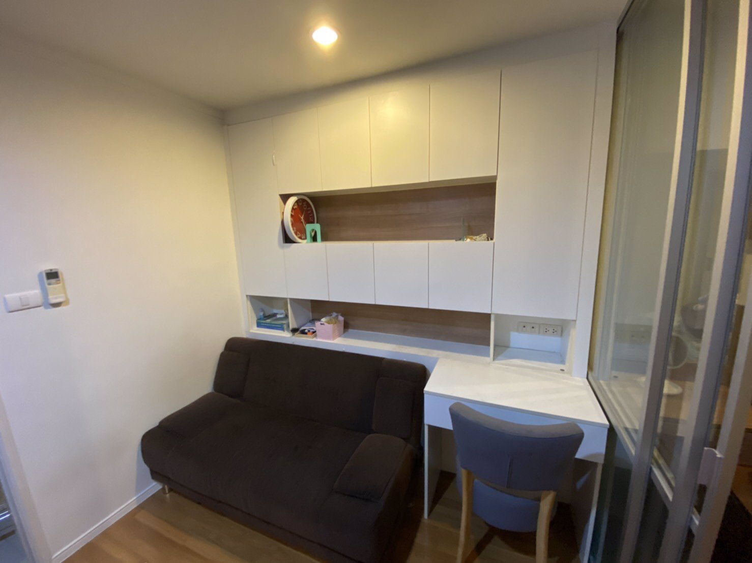 ขายและให้เช่าคอนโด-ห้องเนื้อที่-2603-ตารางเมตร-อยู่ชั้น-10-ระเบียงหันออกทางทิศใต้-ฝั่งเดียวกับตลาด