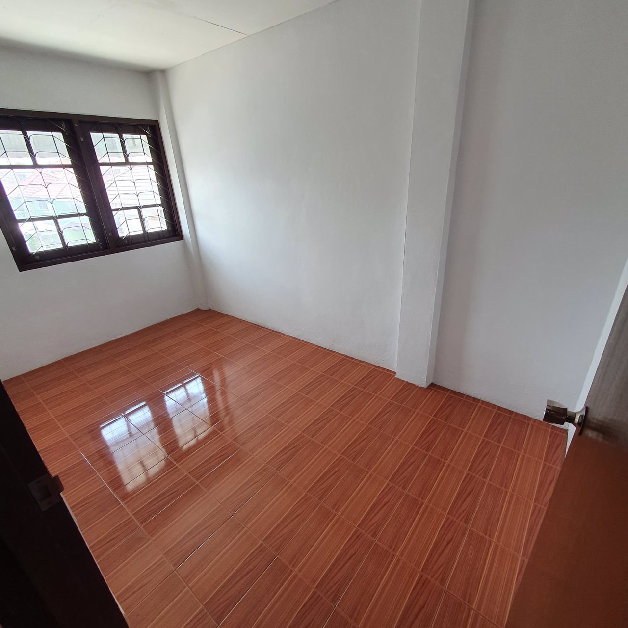 ขายทาวน์เฮ้าส์-3-ชั้น-หลังมุม-หมู่บ้านธนากรวิลล่า-2