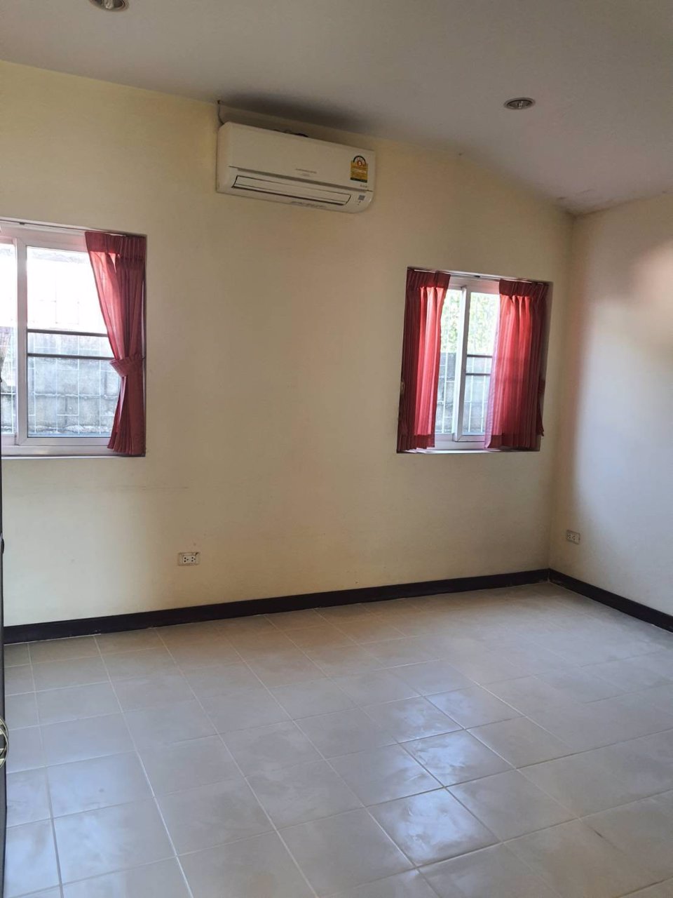 ให้เช่าอาคารพาณิชย์-บ้านด้านหลังอาคารพาณิชย์-ติดถนนเชียงใหม่-ฮอด