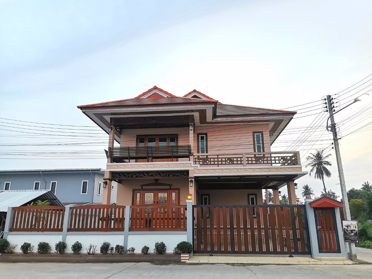 ขายบ้านเดี่ยว-2-ชั้น-ไทยประยุกต์-บิ้วอินไม้สัก-ทำเลดี-ติดถนน-ใกล้โรงเรียนวิเศษสมุทคุณ-ตลาดกระทุ่มแบน