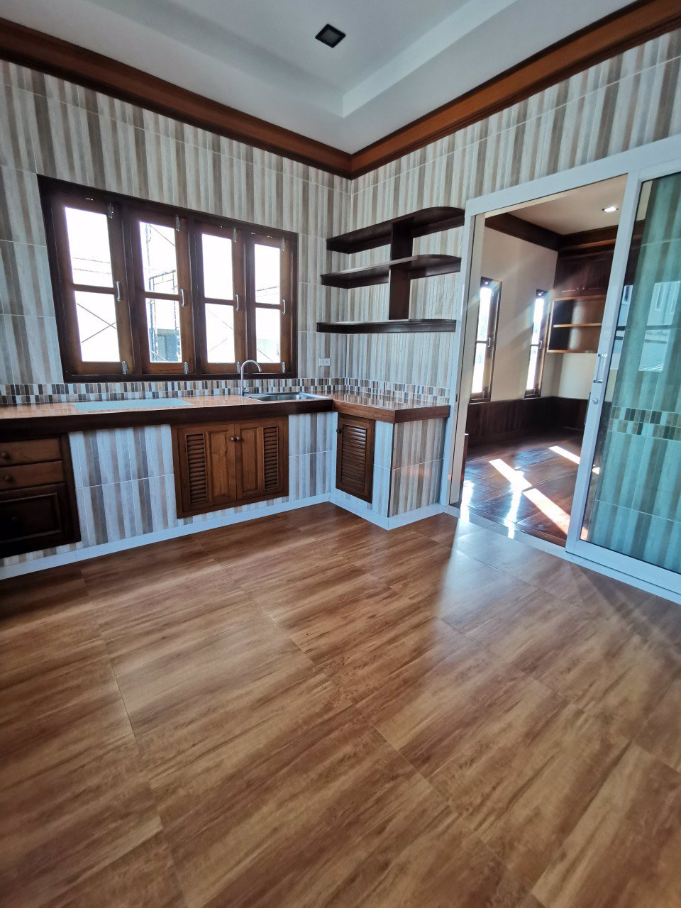 ขายบ้านเดี่ยว-2-ชั้น-ไทยประยุกต์-บิ้วอินไม้สัก-ทำเลดี-ติดถนน-ใกล้โรงเรียนวิเศษสมุทคุณ-ตลาดกระทุ่มแบน