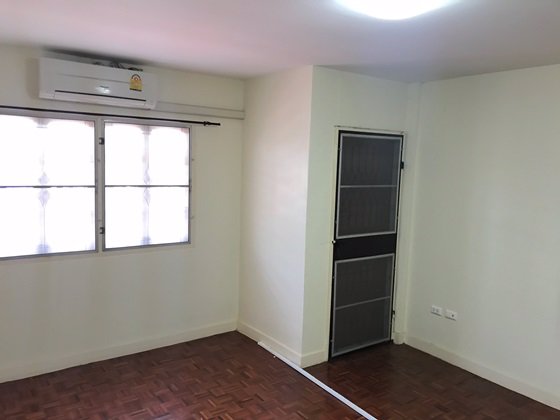 ขายทาวน์เฮ้าส์-หมู่บ้าน-เคซี-ถรามคำแหง142-เขตสะพานสูง-18-ตรว-ใกล้สัมมากรเพลส-ทำเลดีมาก-05263