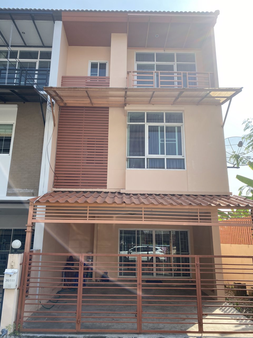 ขายทาวน์โฮม-ใกล้เซ็นทรัลแจ้งวัฒนะ-3-ห้องนอน-3-ห้องน้ำ-มีชั้นใต้หลังคา-จอดรถได้-2-คัน