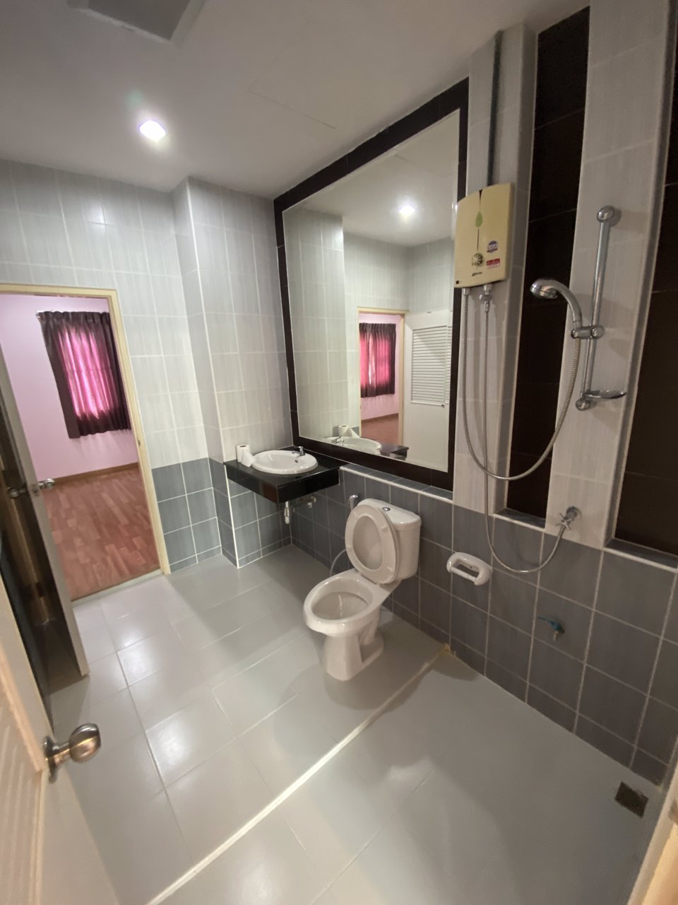 ขายทาวน์โฮม-ใกล้เซ็นทรัลแจ้งวัฒนะ-3-ห้องนอน-3-ห้องน้ำ-มีชั้นใต้หลังคา-จอดรถได้-2-คัน