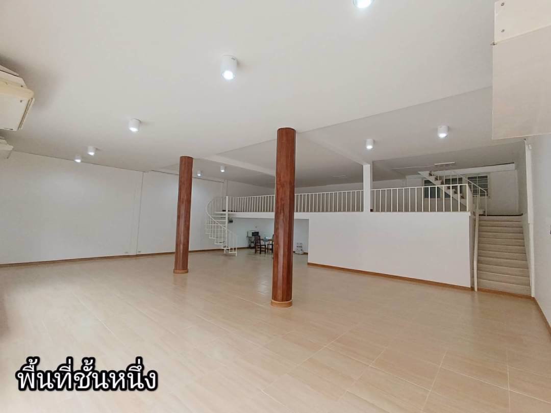 ขายด่วน-อาคารพาณิชย์-3-ชั้นครึ่ง-พื้นที่-51-ตรว-รีโนเวทใหม่ทั้งหลัง