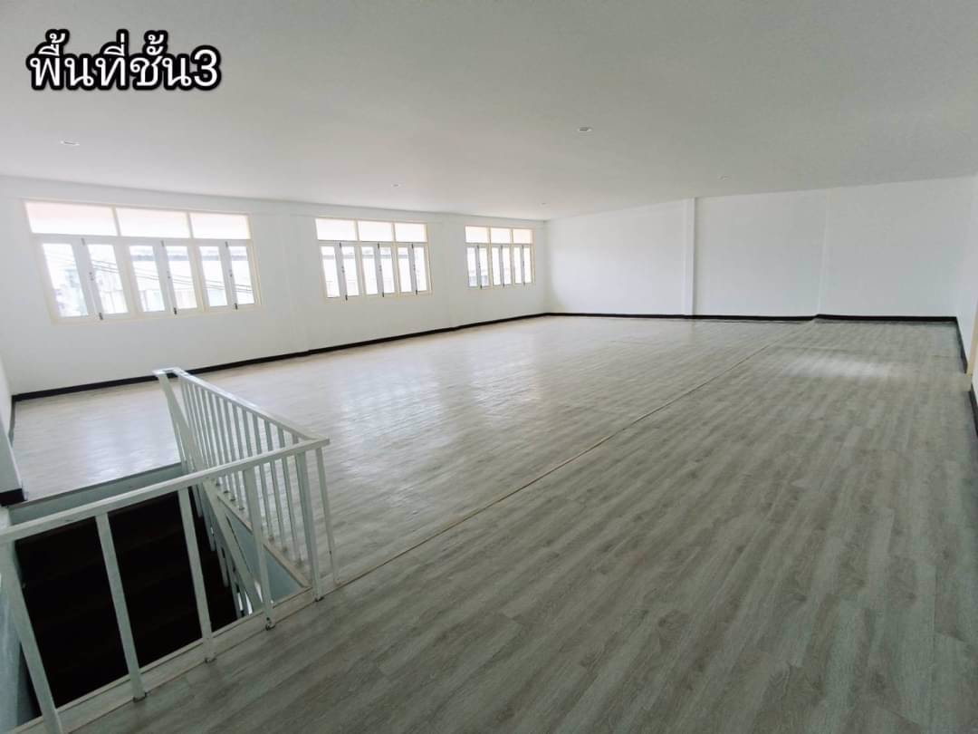 ขายด่วน-อาคารพาณิชย์-3-ชั้นครึ่ง-พื้นที่-51-ตรว-รีโนเวทใหม่ทั้งหลัง