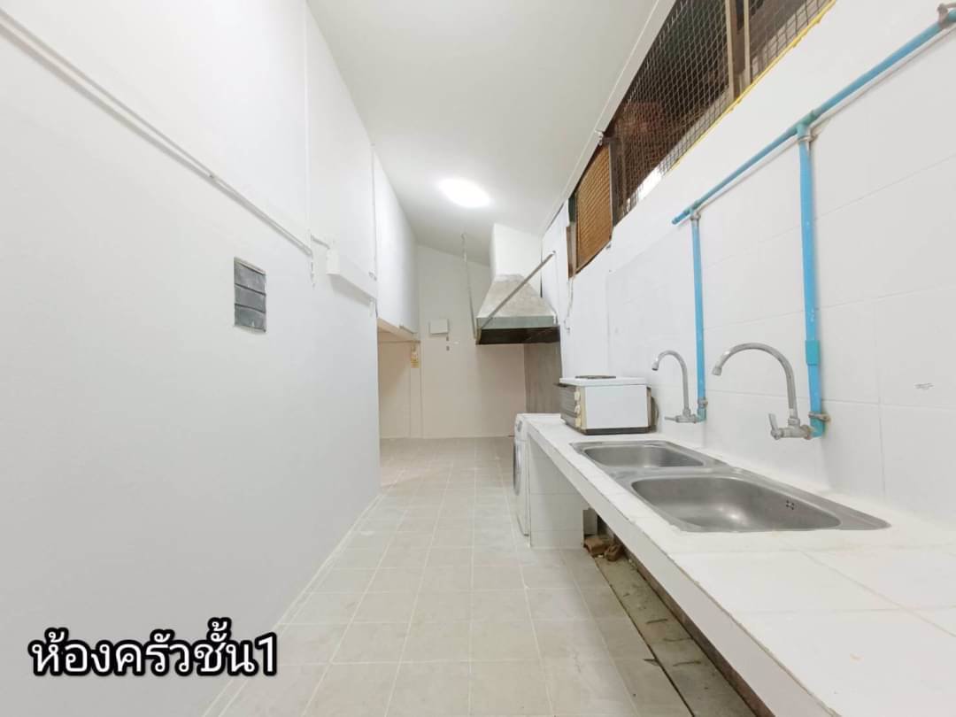 ขายด่วน-อาคารพาณิชย์-3-ชั้นครึ่ง-พื้นที่-51-ตรว-รีโนเวทใหม่ทั้งหลัง