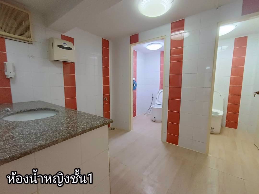 ขายด่วน-อาคารพาณิชย์-3-ชั้นครึ่ง-พื้นที่-51-ตรว-รีโนเวทใหม่ทั้งหลัง