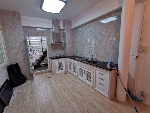 ขายด่วน-ทาวน์โฮม-3-ชั้น-golden-city-อ่อนนุช-พัฒนาการ-หลังมุม-ราคาเพียง-580-ล้านบาท