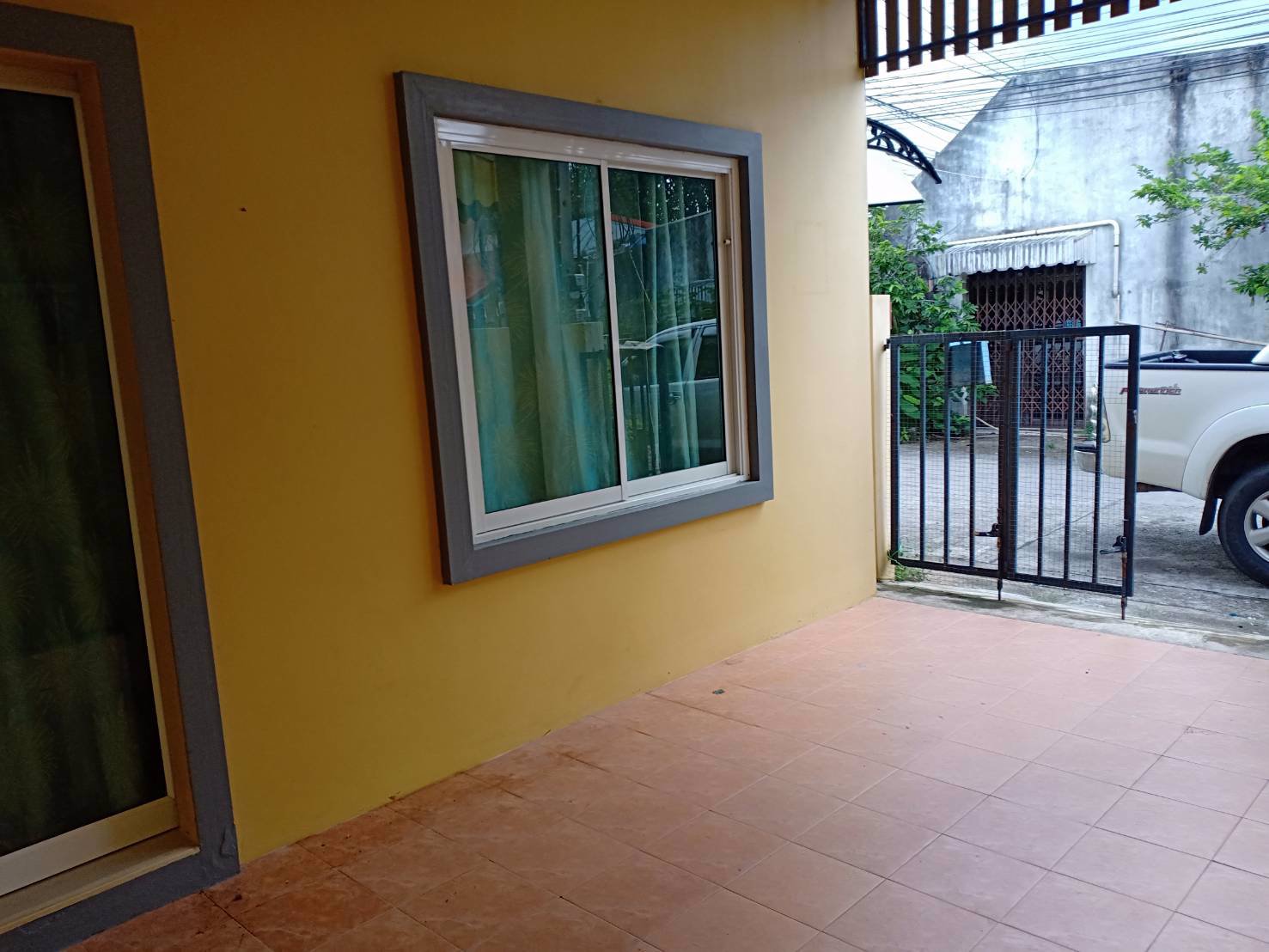 ขายบ้านแฝด-อยู่ห่างถนนใหญ่-200-เมตร-อยู่ฝั่งถนนขาเข้าเมือง