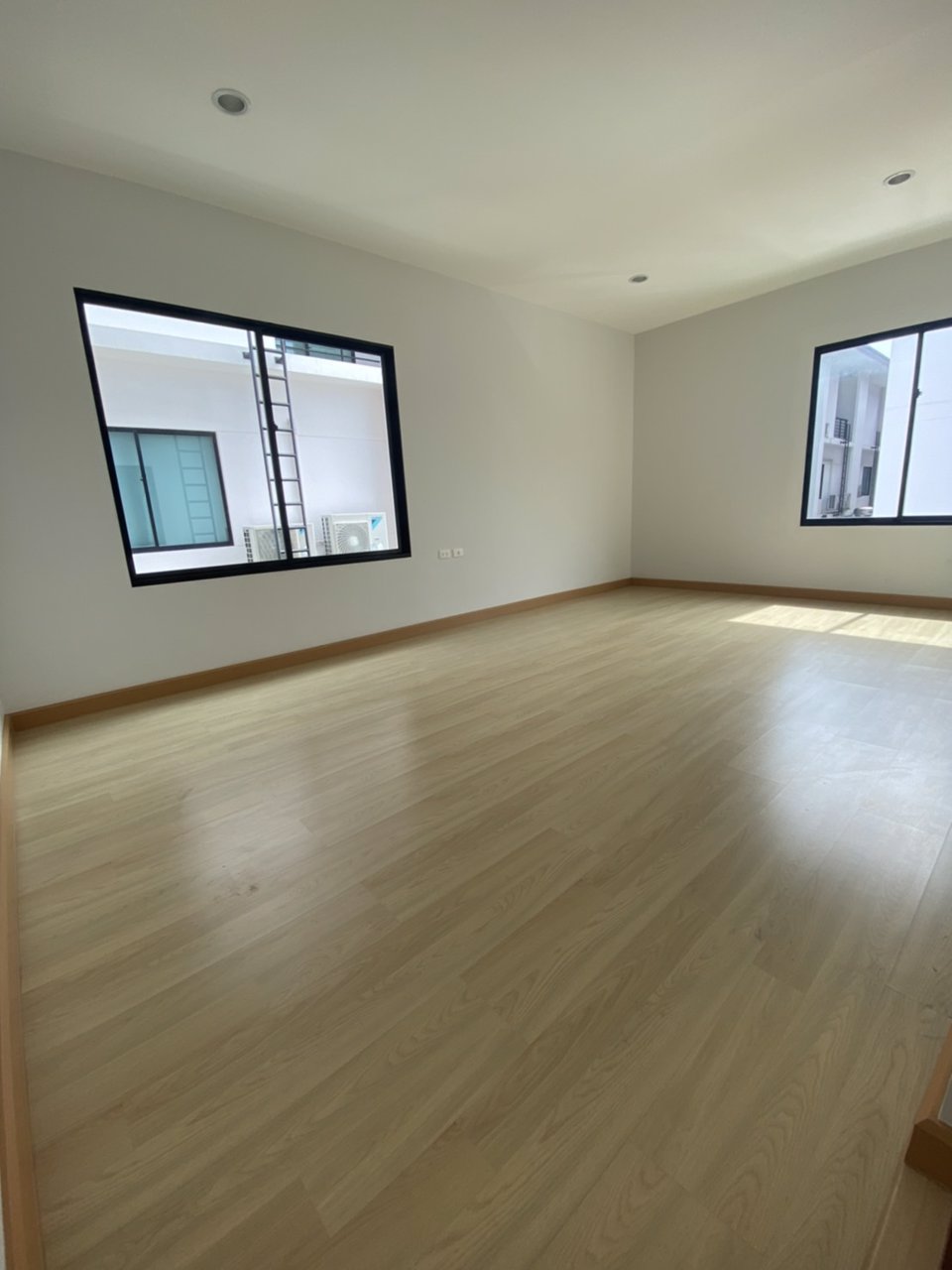 ขายบ้านราคาถูก-ทาวน์โฮม-แปลงมุม-3-ชั้น-ที่ดิน-293-ตรว-ใหม่มาก-ไม่เคยเข้าอยู่-เจ้าของบ้านขายเอง