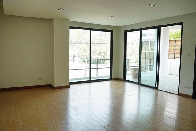 ให้เช่าอาหารสำนักงานพร้อมลิฟท์-ติดห้างพาราไดซ์ศรีนครินทร์พร้อมสระว่ายน้ำส่วนตัว