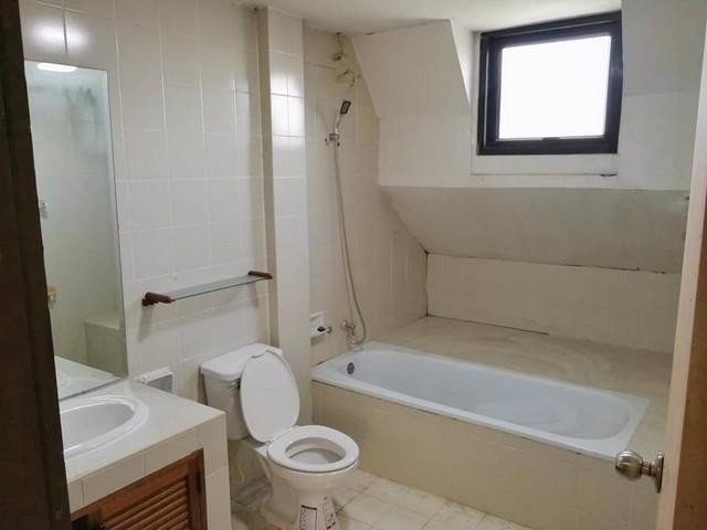 ให้เช่าทาวน์โฮม35ชั้นใกล้mrtลาดพร้าวซอยลาดพร้าว42เหมาะสำหรับทำสำนักงานพร้อมที่พักอาศัย