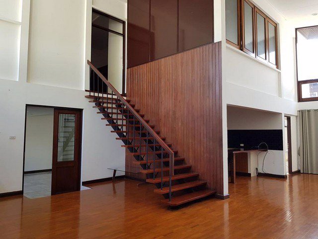 ให้เช่าบ้านเดี่ยว2ชั้นย่านสุขุมวิทใกล้-bts-เอกมัยซอยเอกมัย-10-ห้องนั่งเล่นเพดานสูง